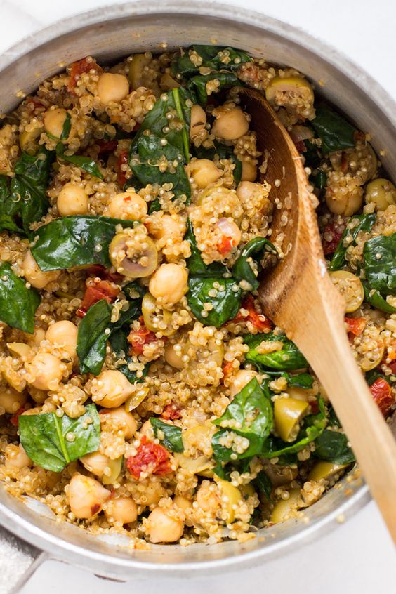 This easy Mediterranean Quinoa recipe is made in just one pot and is packed with flavor! It's great for leftovers and is a perfect recipe to add into your weekly meal prep rotation too!