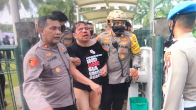 Dua Nama Pelaku Pelucutan Celana Ade Armando Diserahkan ke Polisi