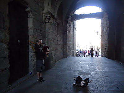 Resultado de imagem para gaita de foli tocando na entrada de santiago de compostela