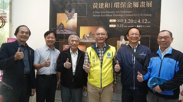 ▲黃建和教授開創無毒、無汙染的藝術新領域，作品屢獲國際肯定，並受邀赴美展出，其作品廣被收藏。（記者林明佑攝）