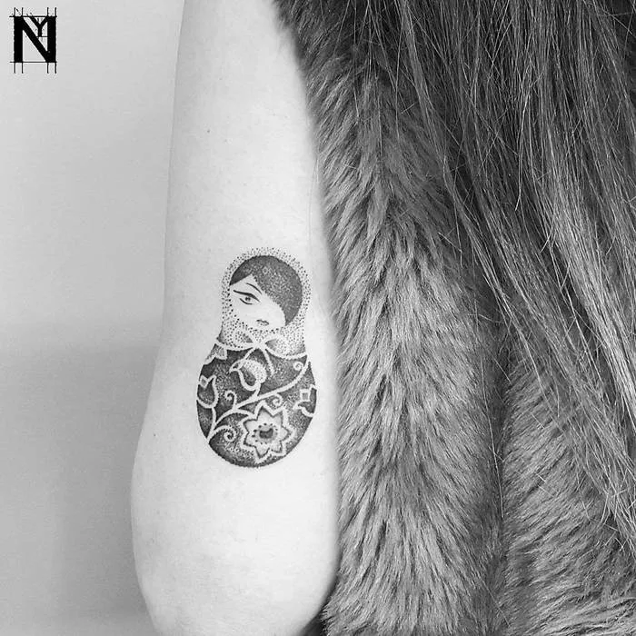 Tatuaje de matrioska para mujer