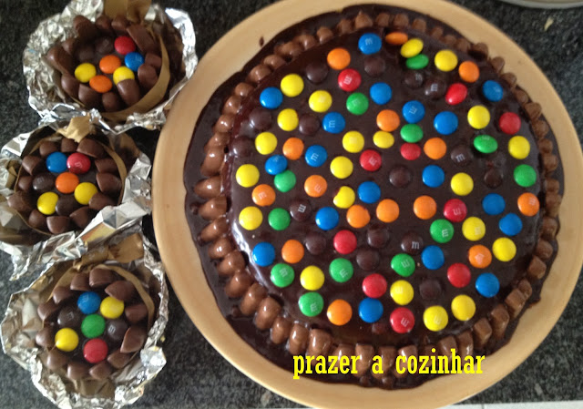 prazer a cozinhar - bolo de cenoura com cobertura de chocolate e M&Ms