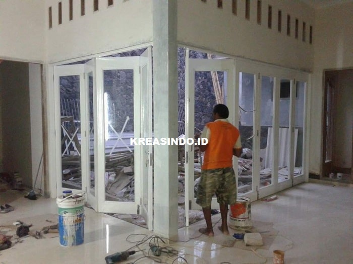 Model Pintu Lipat Besi Kombinasi Kaca Terbaru dan Kelebihan Yang Ditawarkan