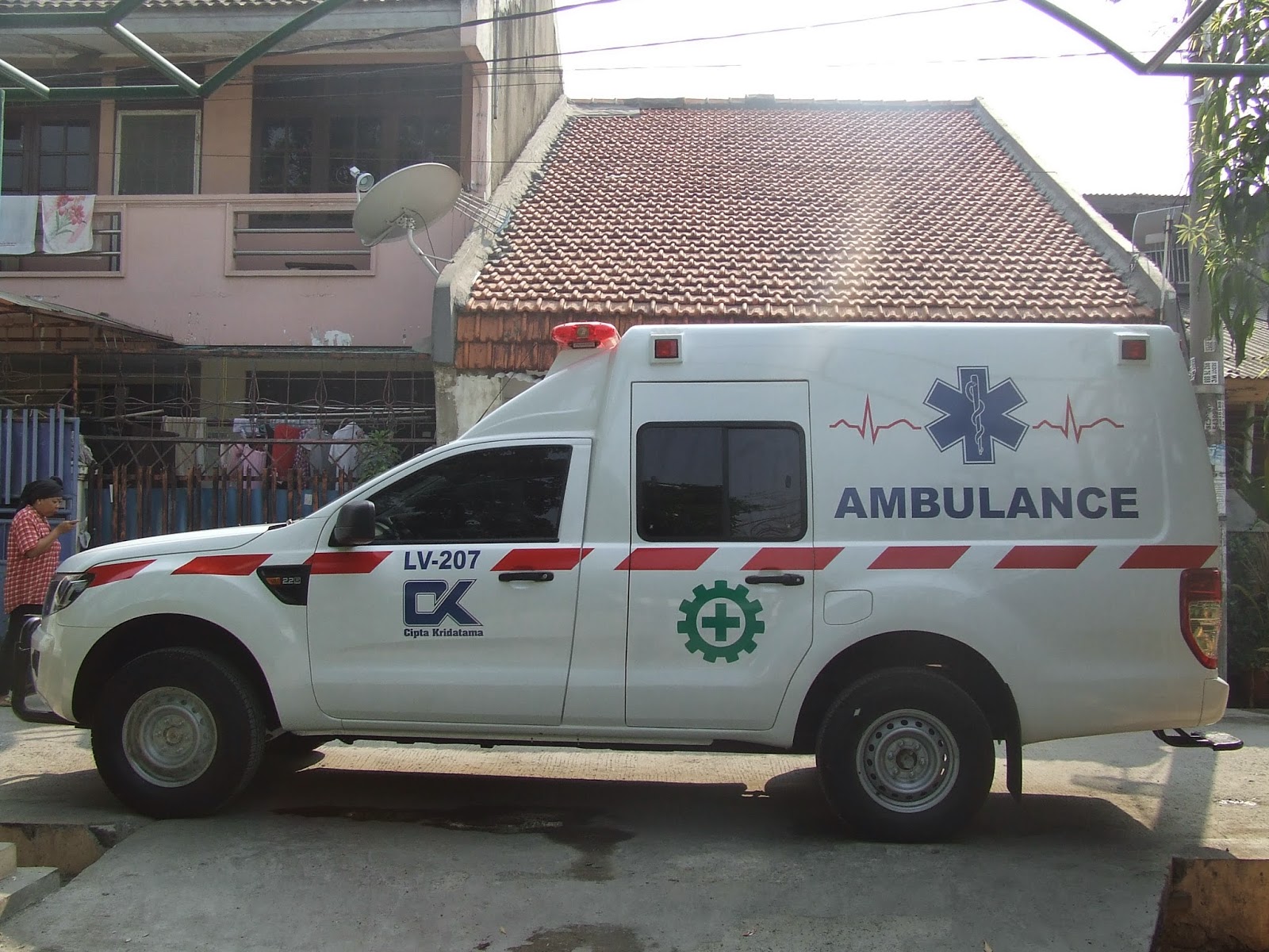 ambulance pintar indonesia ambulance ready stock 4x4 deluxe 2014