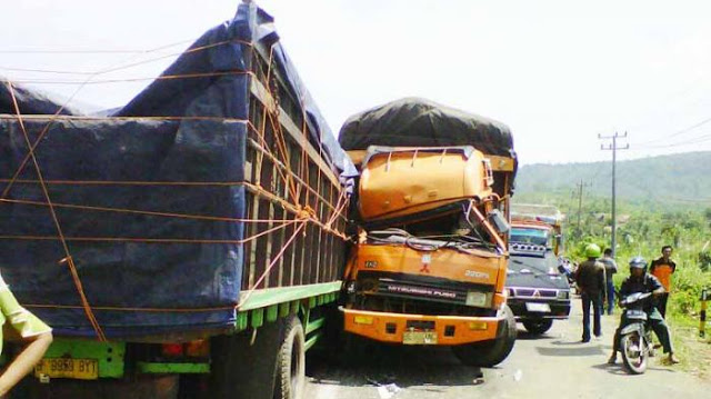 [Video] Tonton Deh! Seru Banget Truk Sama Truk Saling Tabrak Adu Kekuatan di Jalan Umum!