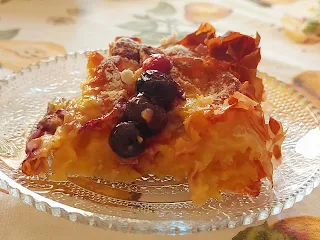 TORTA AL LIMONE, MIRTILLI E CILIEGIE - Un dolce della tradizione greca a base di pasta fillo, panna, uovo, zucchero e limone, ricoperta da tanti mirtilli e ciliegie.