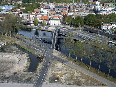 Arco construído sobre passarela para bicicletas