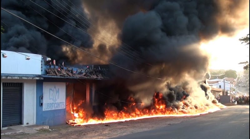 Incêndio destrói comércio em Trizidela do Vale; sem Corpo de Bombeiros população usa carro pipa e retroescavadeira para conter as chamas