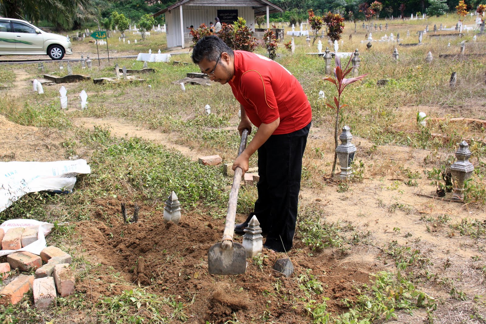 Gubuk Kecil Kembara Jalanan: Berkebun di pusara ayah