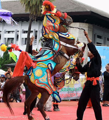 kesenian kuda renggong Kuda Renggong