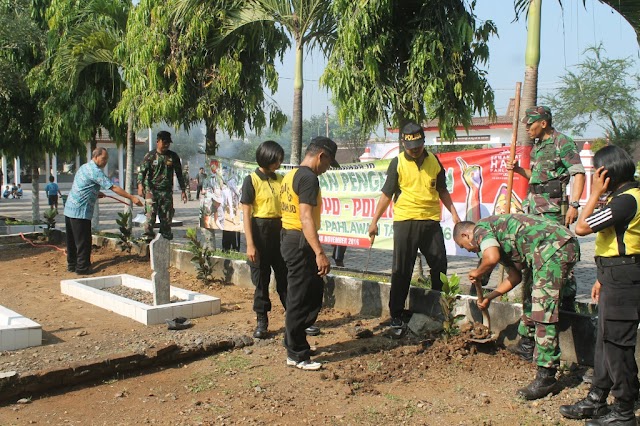 JELANG HARI PAHLAWAN TNI, POLRI, ORMAS DAN PELAJAR BERSIHKAN TAMAN MAKAM PAHLAWAN