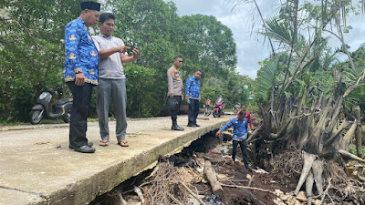 Bersama Upika, Kapolsek Teluk Meranti Cek Jalan Rusak di Terjang Ombak Bono