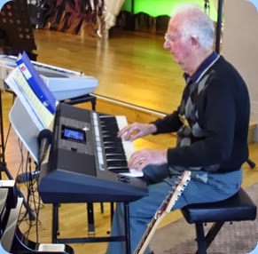 Peter Jackson playing his Yamaha PSR-S950