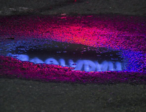 Slava Semeniuta arte fotografia poças de água refletindo luzes neon noite cidade cores