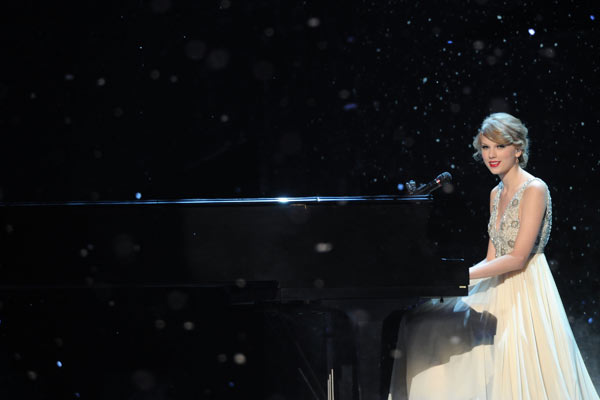 Taylor Swift 2010 Cma. Taylor Swift CMA 2010