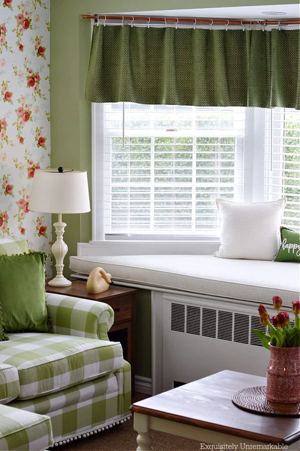 Cottage Living Room With White Window Blinds