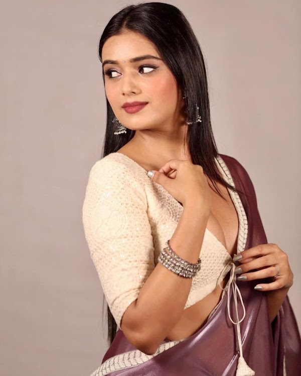 Neha Solanki cleavage saree hot actress titli