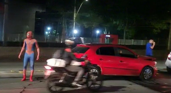 Homem-Aranha se envolve em acidente de transito no Brasil