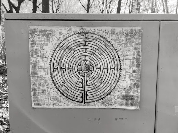 Afbeelding van het labyrint van Chartres op een meterkast
