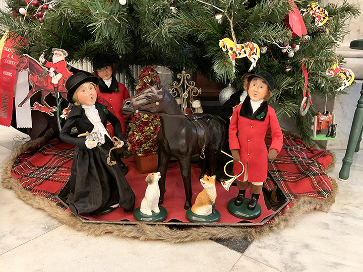 Tartan Christmas tree skirt - Carolers and horse