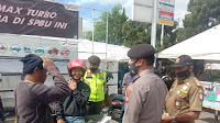 Jajaran Polsek Cinambo Polrestabes Bandung Giat Baksos Bagi Bagi Masker