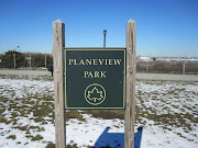 . in Astoria, overlooks the takeoff runway at LaGuardia Airport. (img )