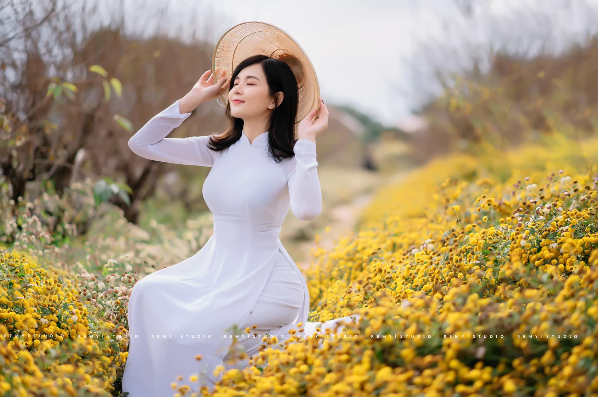 Ngắm hot girl Hà Thành đẹp như tiên giáng trần trong tà áo dài trắng giữa cánh đồng hoa - 12