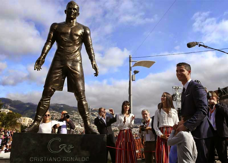 comeseesumting.com: Photos: Cristiano Ronaldo unveils his statue.