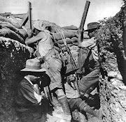 Australian sniper using a periscope rifle at Gallipoli, 1915. (periscope rifle gallipoli )