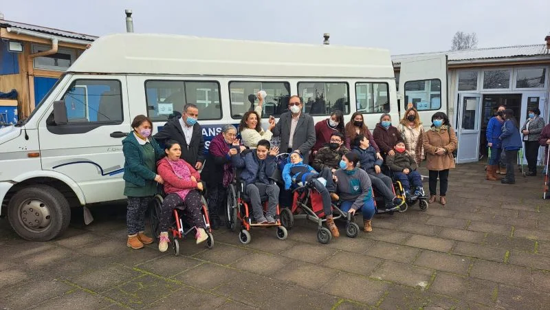 Osorno: entregan bus inclusivo para estudiantes de Escuela Especial Ana Aichele