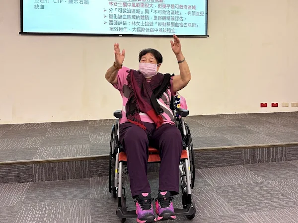 ▲林女士術後手腳可以抬高，並從原本臥床狀態進步到可以乘坐輪椅，也可以短暫站立。臨床顯示，腦出血病人僅三分之一可以完全康復恢復活動，AI平台幫助醫師縮短評估區域時間及時搶救，是林女士康復的重要關鍵。（記者林明佑翻攝）