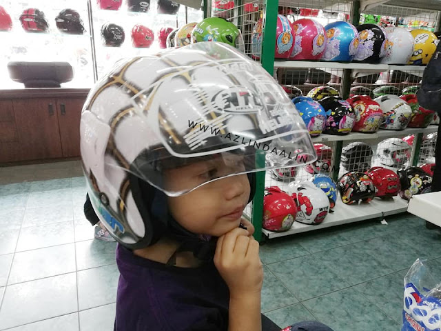 PERCUTIAN BANDUNG DAY 4 : ISTANA HELMET - Finally last day kat Bandung. Kami check out dari hotel dalam 10 pagi. Terus plan nak ke Bandung Airport. Tapi, daddy teringat tentang helmet nak, cuci lmata sekejap. Lagi pun flight kami dalam 2.50 petang. Memang sempat sangatlah nak ke Istana Helmet Bandung tu.   PERCUTIAN BANDUNG DAY 4 : ISTANA HELMET Last day, day 4 di Bandung. Sedih pulak rasanya, memang tak puas jelajah satu Bandung ni. Lebih dari 40 tempat menarik ada di sini. kami baru dapat 15 tempat menarik je pergi (lebih kurang). Ada rezeki, boleh ke sini lagi. Insyaallah !       Istana Helmet, di Bandar Bandung   Dzal try helmet spiderman.    Murah dalam RM30 je ni  Berbanding, helmet basikal depa kat rumah yang cikai pun dah RM28 macam tu. Kalau jatuh main roller blade, boleh pecah tu !   Bukan stiker tau, lukisan ni cat ! Memang best buat koleksi lawa !    Siap cover kaca tu ha.   Adik pun sama, tengok helmet ke sana sini   Lama giler daddy ni tau, lebih sejam duduk sini. Cepat daddy..nak ke airport kita tau !   Frozen pun ada, jenama WTD dan macam-macam jenama ada   Dia pilih ni pulak, rambang mata   Selfie je lah !    bebudak ni pun sama, nak memilih jugak !   Tak sampai seratus harga !   Sangat comel !    Capek, masuk kereta dulu lah, Daim nak tidur . Daddy temankan Dzal pergi toilet. Dan kami teruskan perjalanan ke Airport lepas tu !