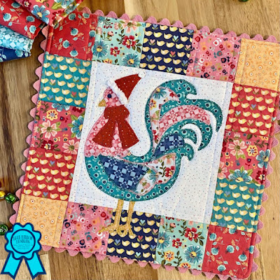 Christmas Chicken Mini Quilt ©Copyright 2022 Belinda Karls-Nace/Blue Ribbon Designs, LLC http://www.blueribbondesigns.blogspot.com