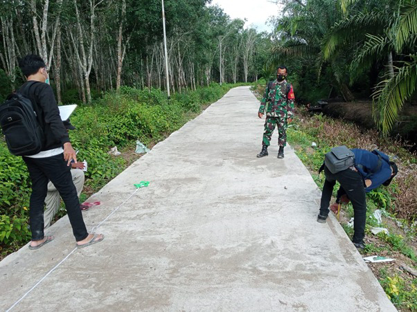 Sertu Asiani Dampingi DPUPKP Kabupaten Kubu Raya Tinjau Hasil Pengerjaan TMMD Ke-111 Kodim 1207/Pontianak Minggu Ketiga