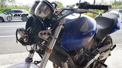 待檢修的 Honda Hornet 250(CB250F)
