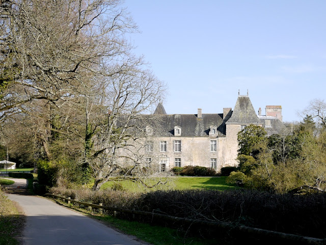 C'est un château très élégant, visible de la route