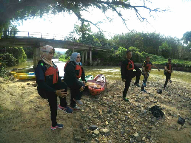 Kayak di sungai berdekatan Gunung Baling, Kedah.