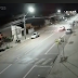 Imagem impressionante: moto bate na traseira de carro e é jogado contra outro veículo; Video