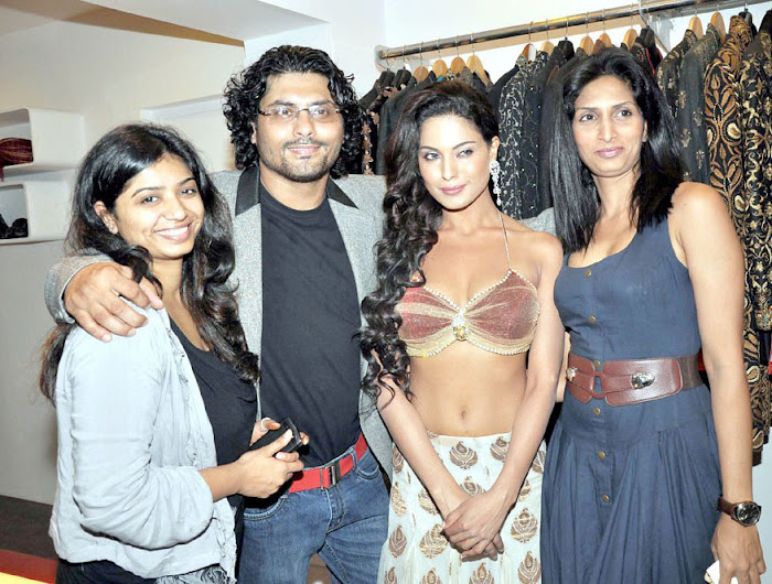 veena malik shoot at riyaz ganji store actress pics