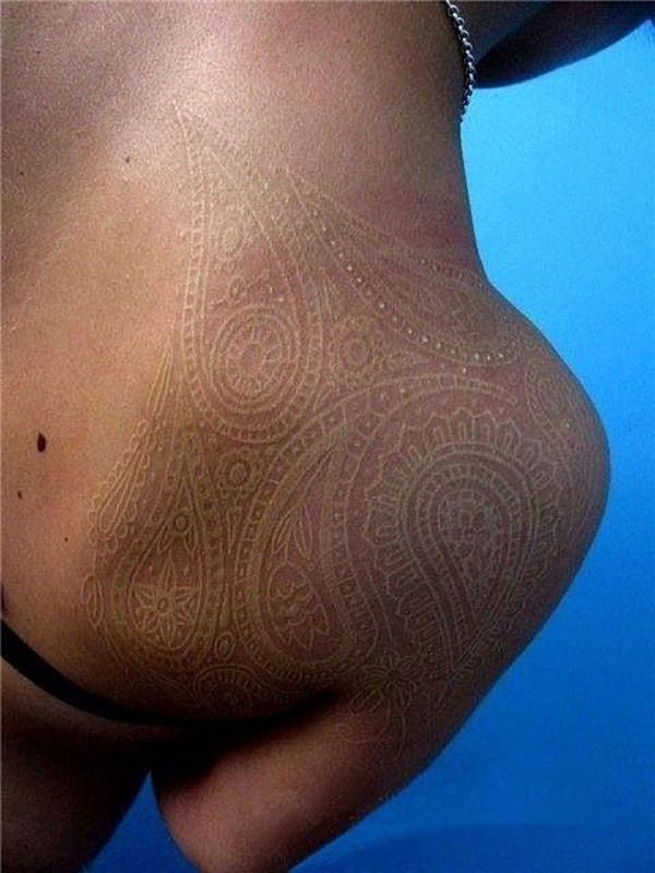 grande_paisley_design_de_ombro_em_tinta_branca