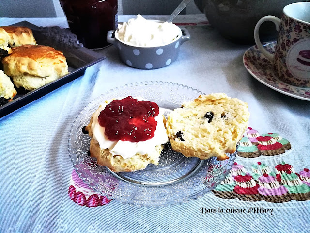 Scones aux raisins secs et crème façon clotted cream - Dans la cuisine d'Hilary