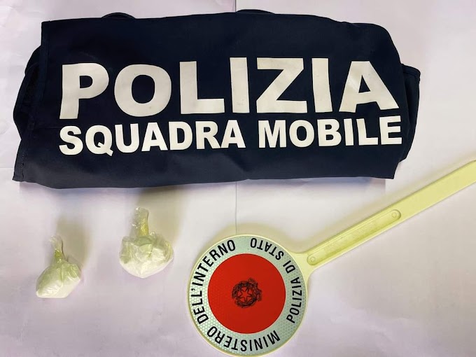 Spacciano nel parcheggio di un locali: arrestati