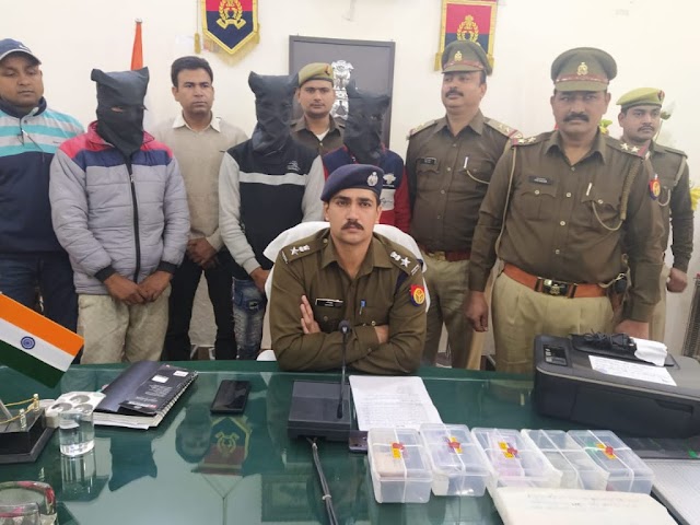 मकान में छापे जा रहे थे नकली नोट मकान पर पुलिस की छापेमारी