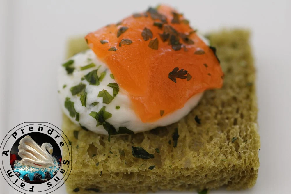 Pain de mie aux épinards, tzatziki et saumon fumé