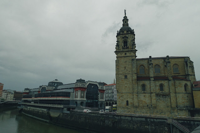 リベラ市場（Mercado de la Ribera）とサン・アントン教会（Iglesia de San Antón）