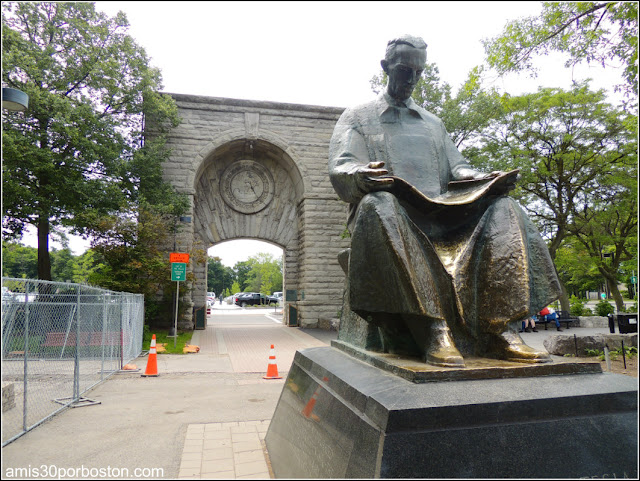 Estatua de Nikola Tesla en Goat Island, Niágara Falls