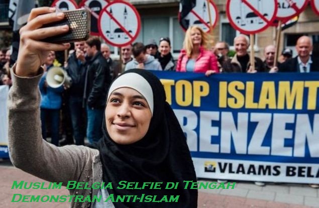  Jadi Viral Dunia, Aksi Nyentrik Gadis Muslim Belgia Selfie di Tengah Demonstran Anti-Islam 