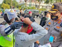 Polrestabes Surabaya Bagikan Masker Merah Putih Kepada Pengguna Jalan di Surabaya