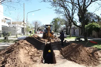 Trabajos de repavimentación y construcción de cordón cuneta en la intersección de 16 y 501 en La Plata, bajo la gestión del intendente Julio Alak