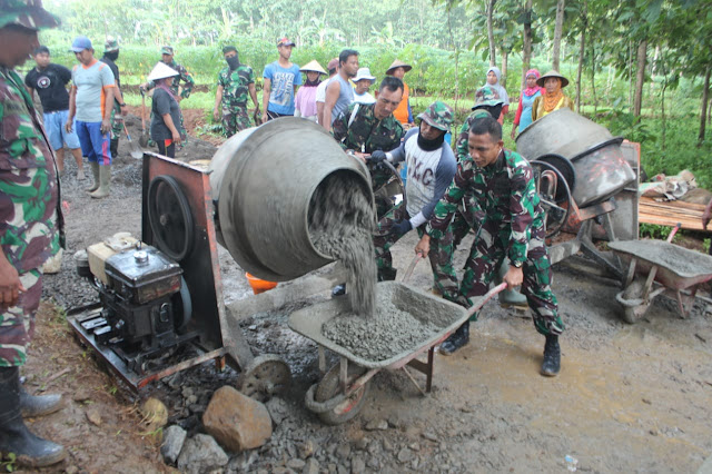 KodimKaranganyar - Cek TMMD, Dandim Ikut Tarik Angkong